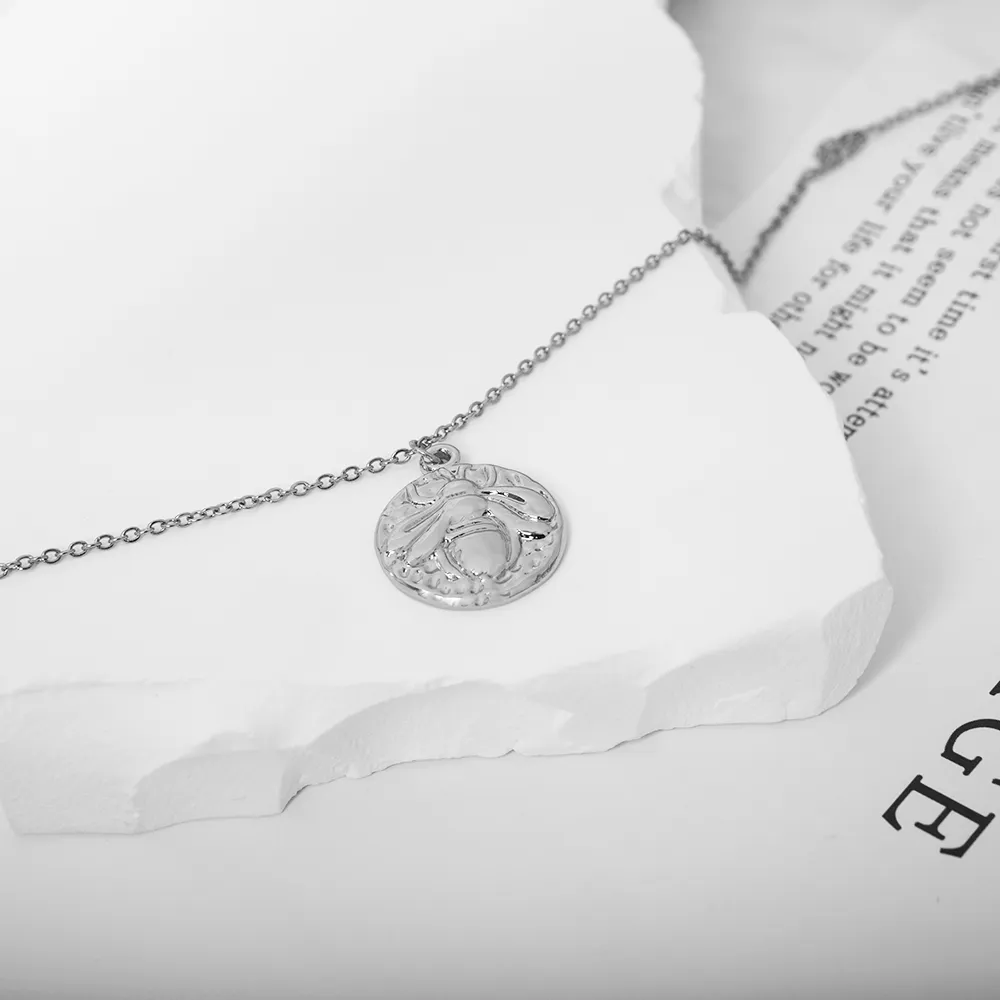 Collane con ciondolo Tangula Vintage Bee Collana rotonda per donna Uomo Acciaio inossidabile Geometrico Insetto Regali di compleanno per_voghion.com