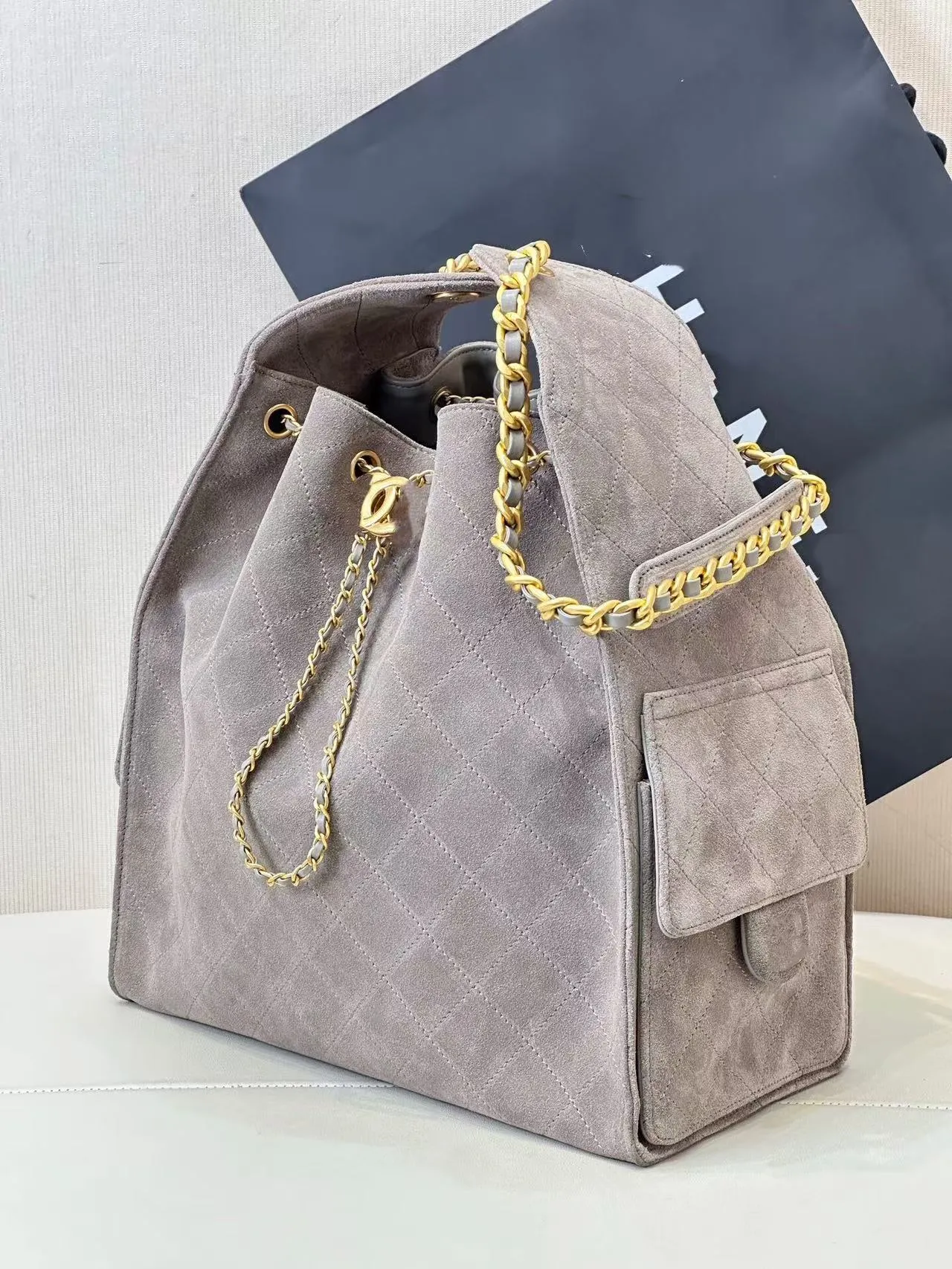 Bolsa Hobo de Designer com Acabamento Premium em Camurça Sintética, Múltiplos Bolsos, Alça de Ombro e Transversal, Ideal para Compras na Moda_voghion.com