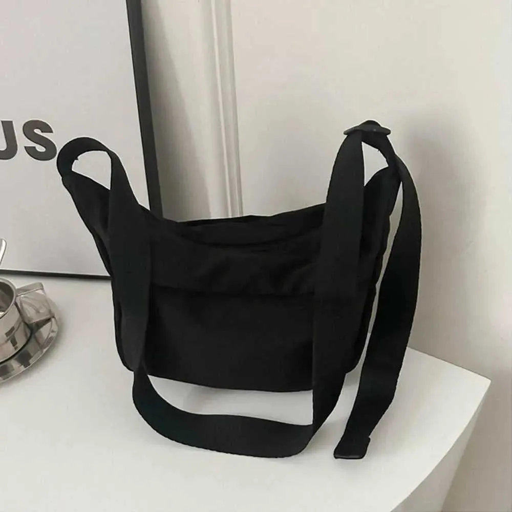 Simple Large Capacity Shoulder Messenger Crossbody Bag For Women_voghion.com