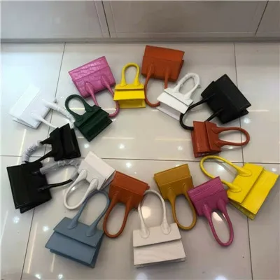 Borsa a tracolla in morbida pelle a bolle - Design con lettere ricamate, baguette trapezoidale, vera pelle, vari colori_voghion.com