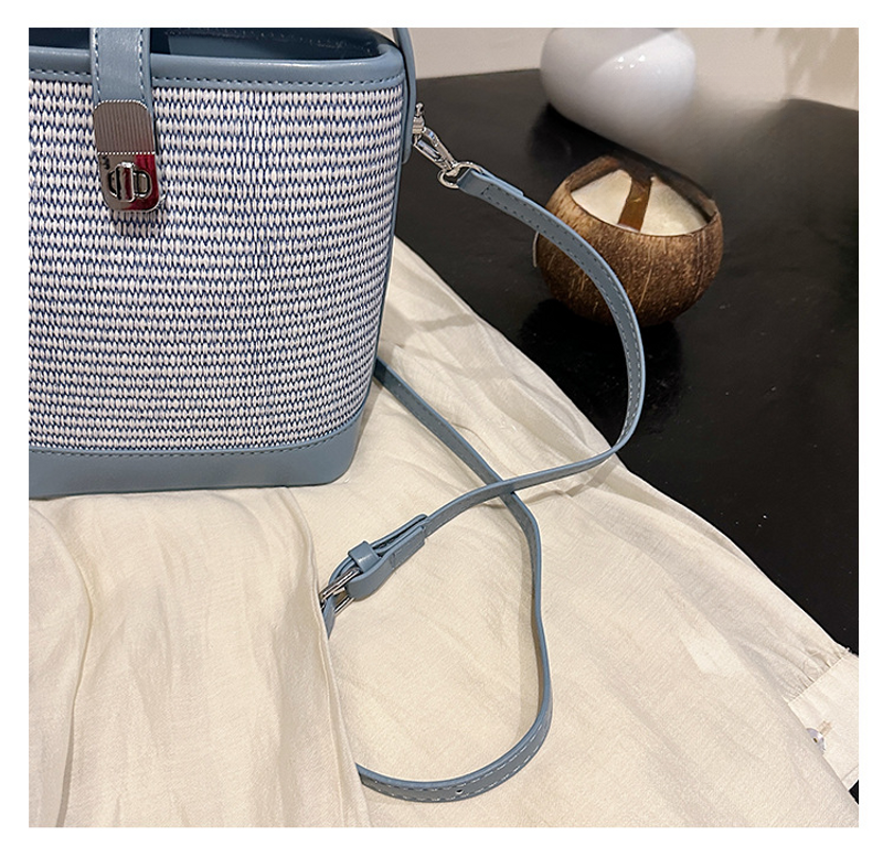 Erba di nicchia super popolare per le donne 2024 nuova borsa a secchiello per l'acqua a tracolla intrecciata versatile con blocco di colore estivo, mobile_voghion.com