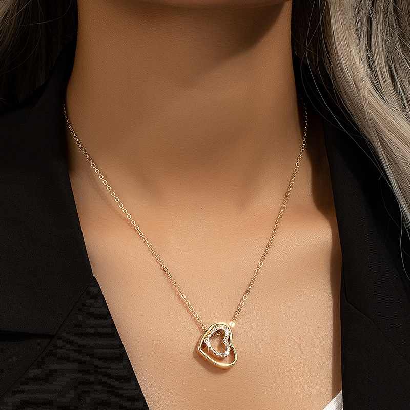 A high-end luxurious heart-shaped pendant necklace for women with a and trendy collarbone chain