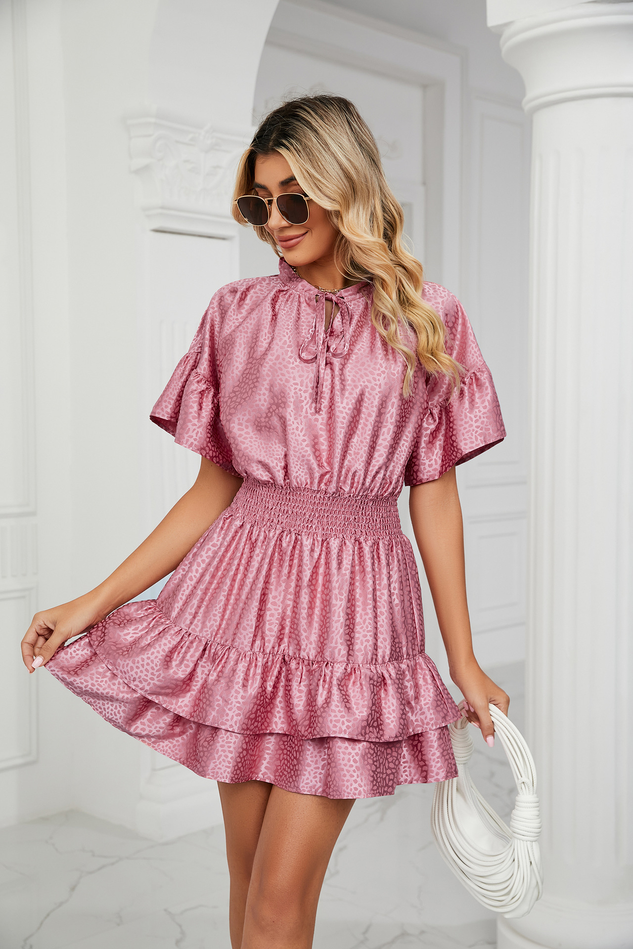 Damenkleid aus Satin mit fester Taille, lockerem V-Ausschnitt und Rüschen_voghion.com