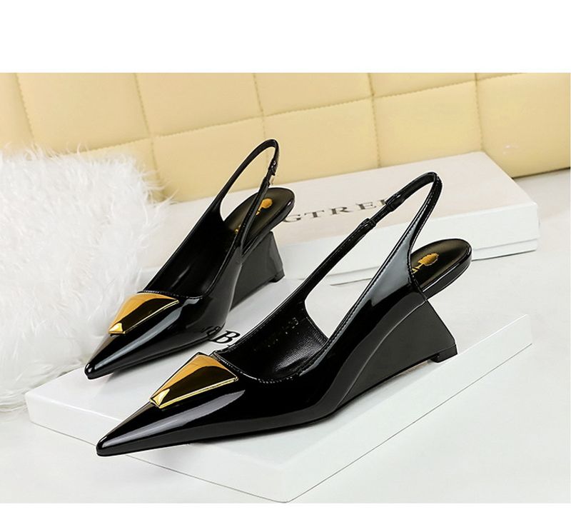 Scarpe da donna in stile 1097-K55 con tacco alto e slingback, cinturino posteriore traforato in vernice, punta bassa e appuntita_voghion.com