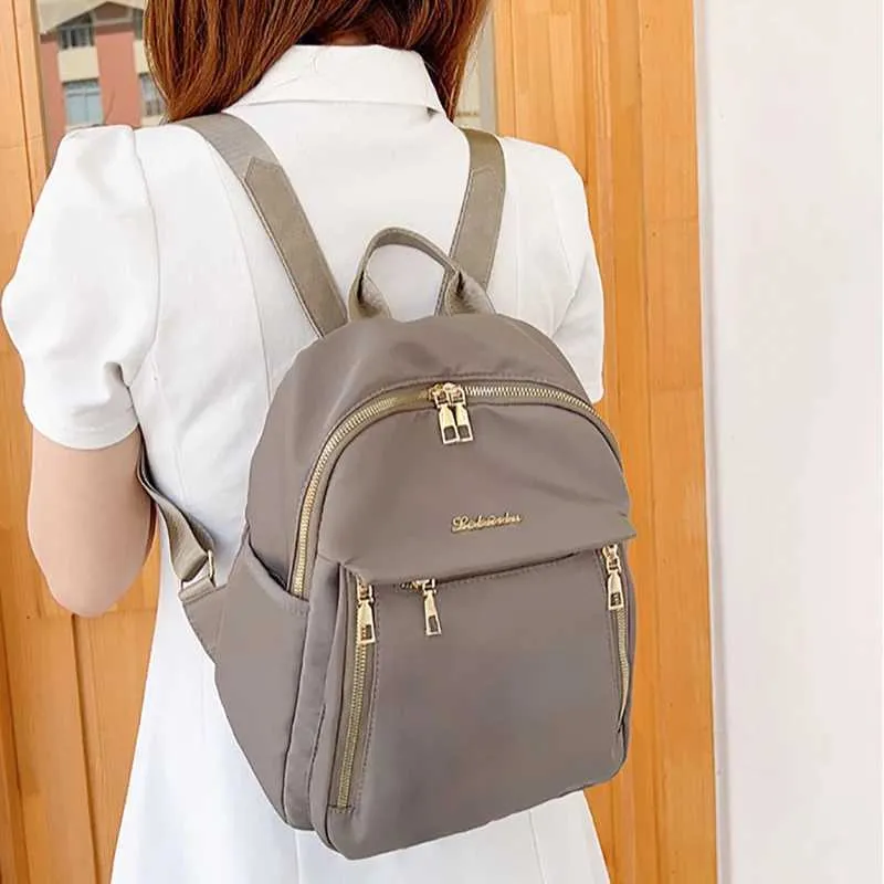 Mochila de mujer impermeable en nylon bolso versátil de moda_voghion.com