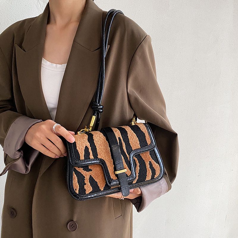 2023 Herbst neue hochwertige Textur Umhängetasche modische Persönlichkeit vielseitige gestreifte Tasche Außenhandel_voghion.com