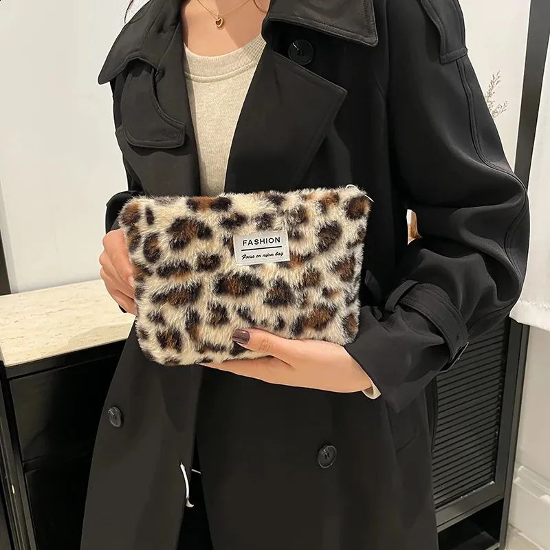 Plyšová make-up taška s leopardím potiskem, velkokapacitní, přenosná cestovní toaletní potřeby, kosmetika, prémiová senzorická úložná taška 241204_voghion.com