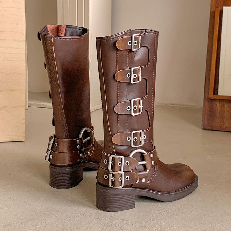 Botas femininas estilo cowboy ocidental com fivela de cinto vermelha e cabeça quadrada Martin Internet, outono 2024_voghion.com