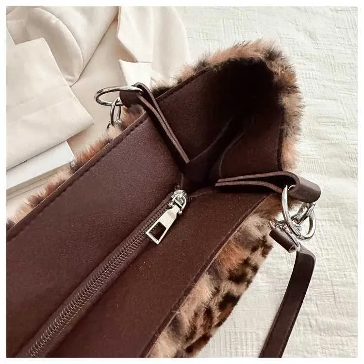 Le sac à bandoulière en peluche imprimé léopard pour femme est un sac à bandoulière décontracté et à la mode avec une grande capacité et une texture haut de gamme_voghion.com