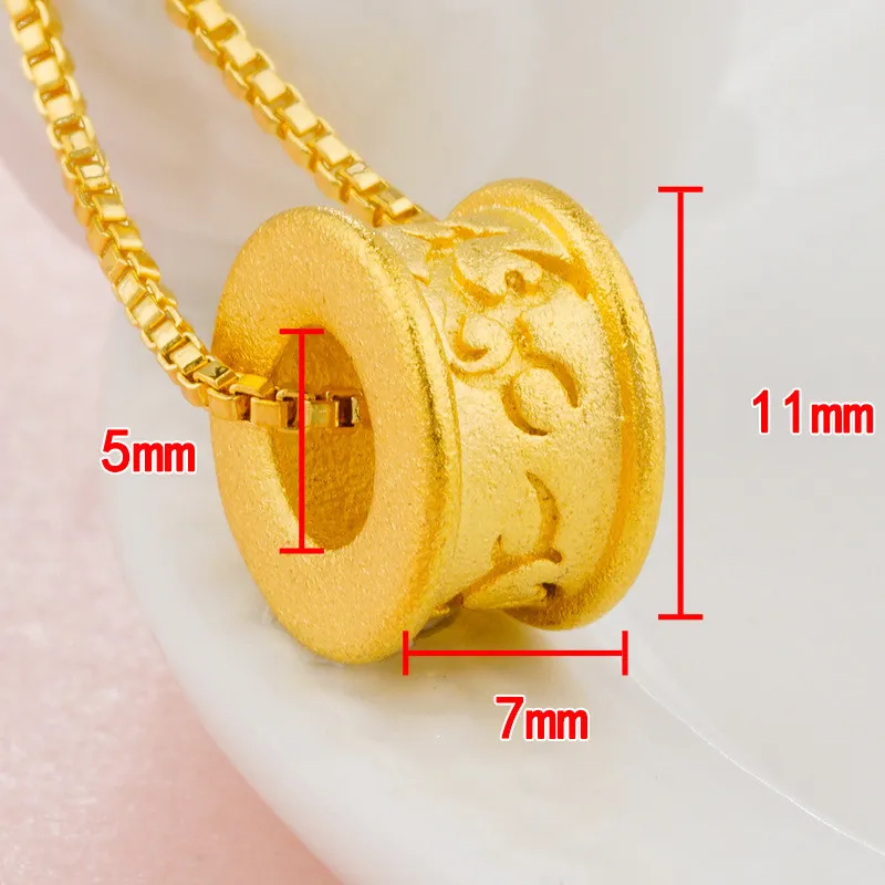 Collana con pendente dorato e perle cilindriche per donna elegante_voghion.com