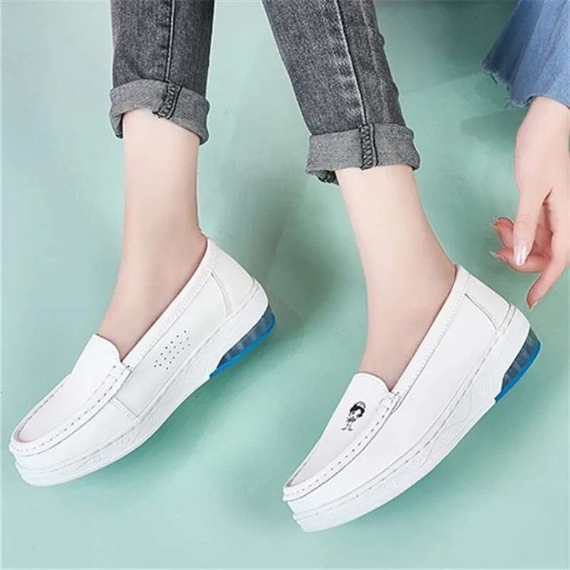 Enfermera Suave Suela gruesa Casual Plano Pequeños Zapatos blancos Sin cordones para mujer 456_voghion.com