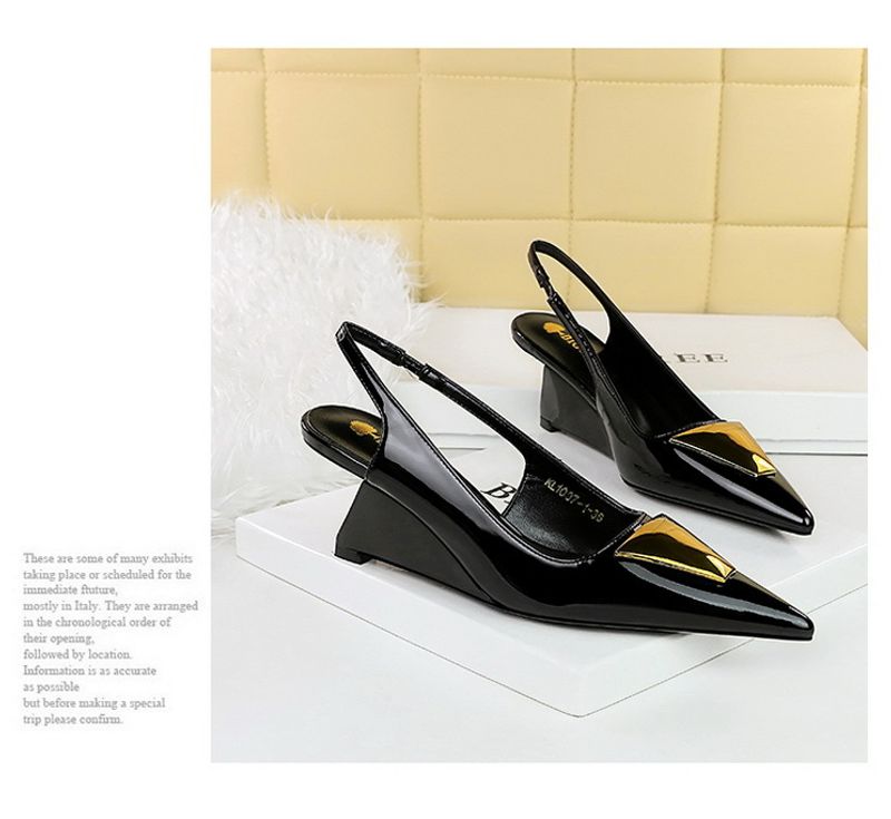 Scarpe da donna in stile 1097-K55 con tacco alto e slingback, cinturino posteriore traforato in vernice, punta bassa e appuntita_voghion.com