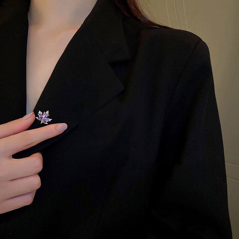 Spilla autunnale in foglia d'acero, temperamento elegante, fibbia leggera antiscivolo, personalità creativa, piccola spilla da colletto, semplice_voghion.com