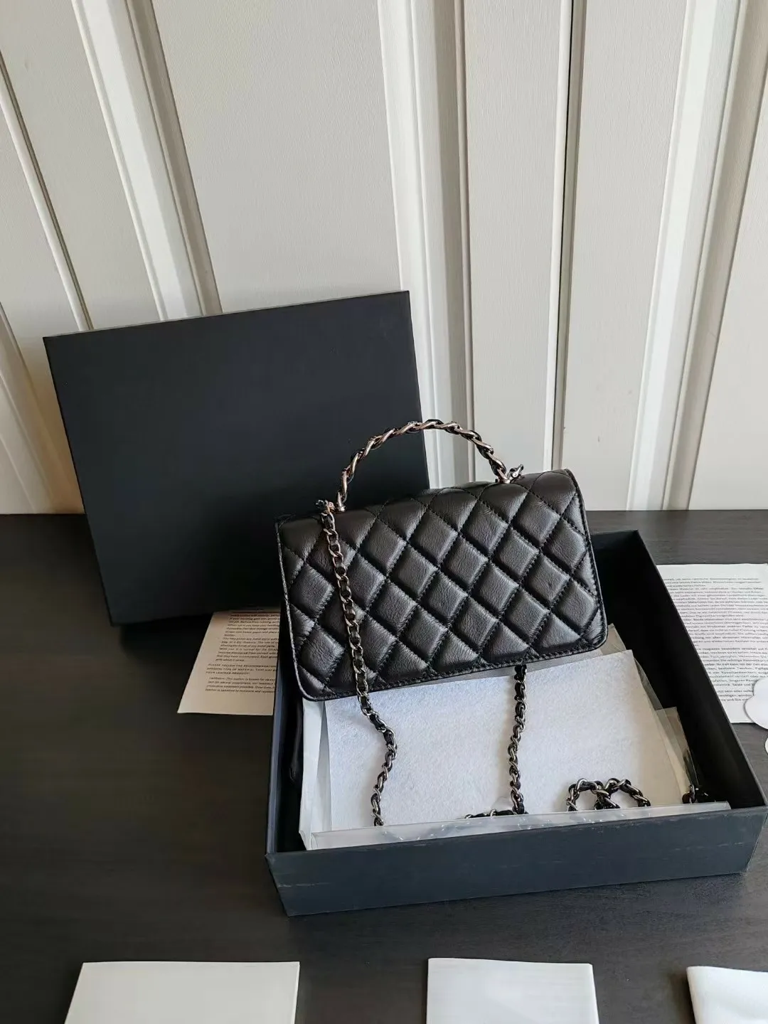 Hochwertige Designer-Handtaschen im 1:1-Design mit Klappe und echtem Kalbsledergriff oben, silberfarbene Metallschnalle, Haspenkette, Umhängetaschen_voghion.com