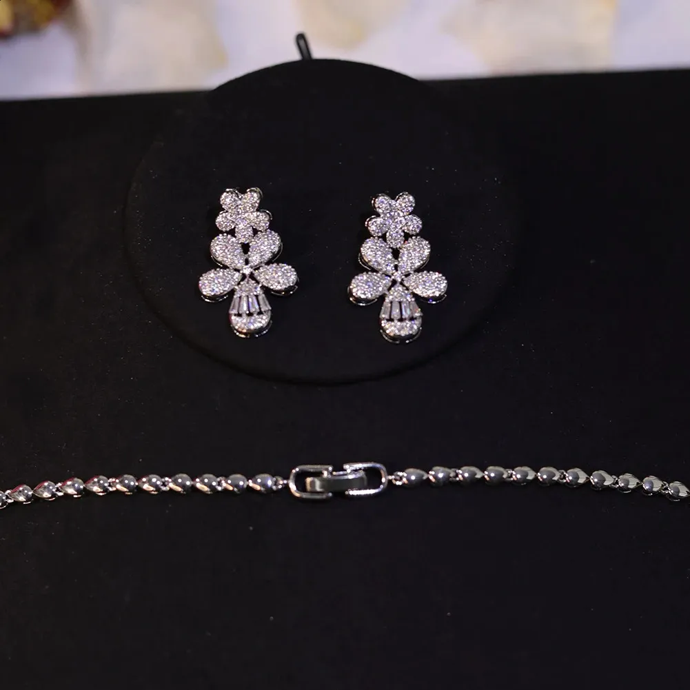 Ensemble de bijoux de mariage élégant avec collier et boucles d'oreilles en forme de feuille et de fleur en zircone cubique micro pavée pour fiançailles_voghion.com