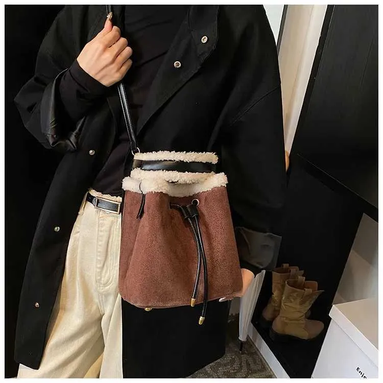 Borsa a secchiello vintage in scamosciato a contrasto tracolla_voghion.com