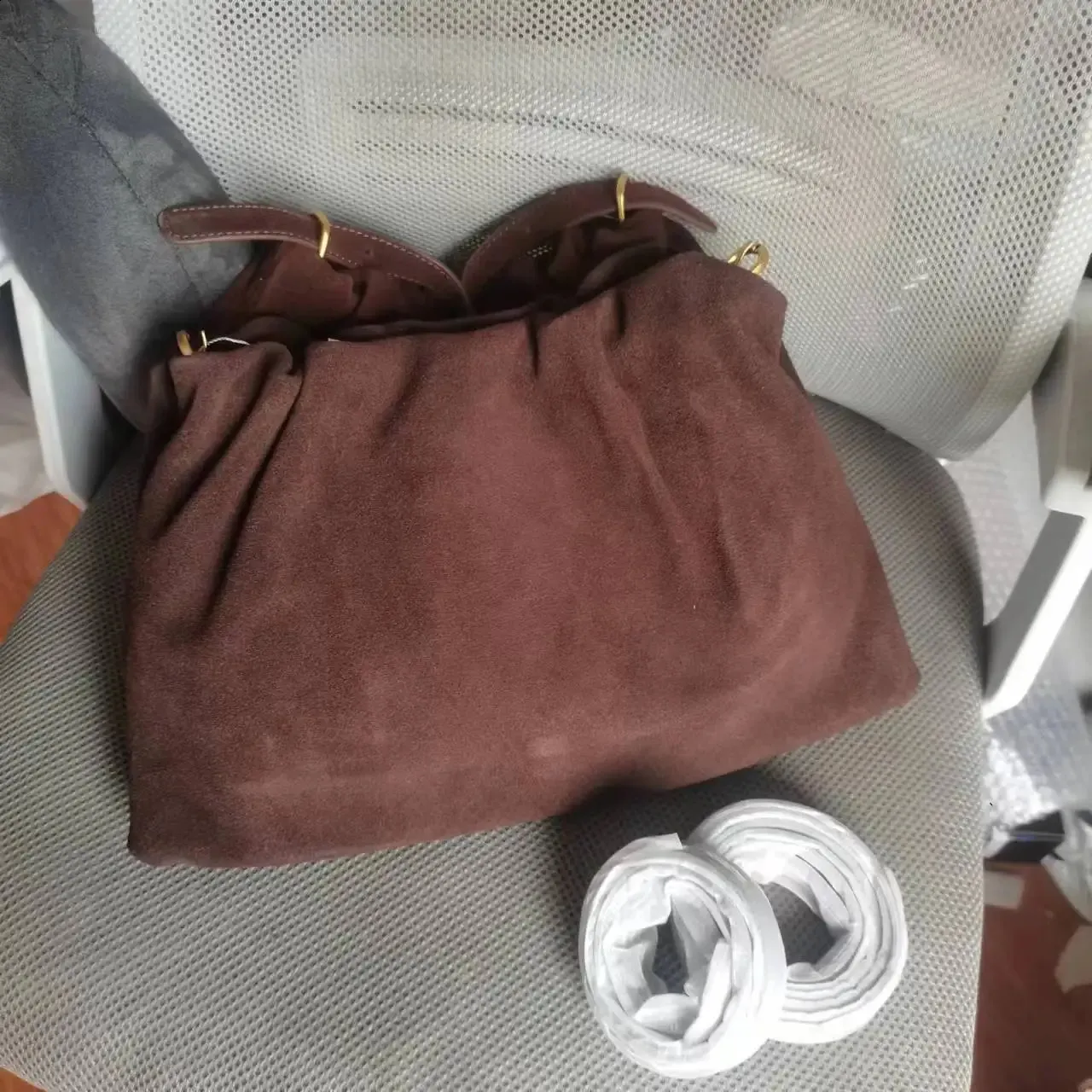 Borsa a spalla e borsa a mano in camoscio da donna con due cinghie_voghion.com