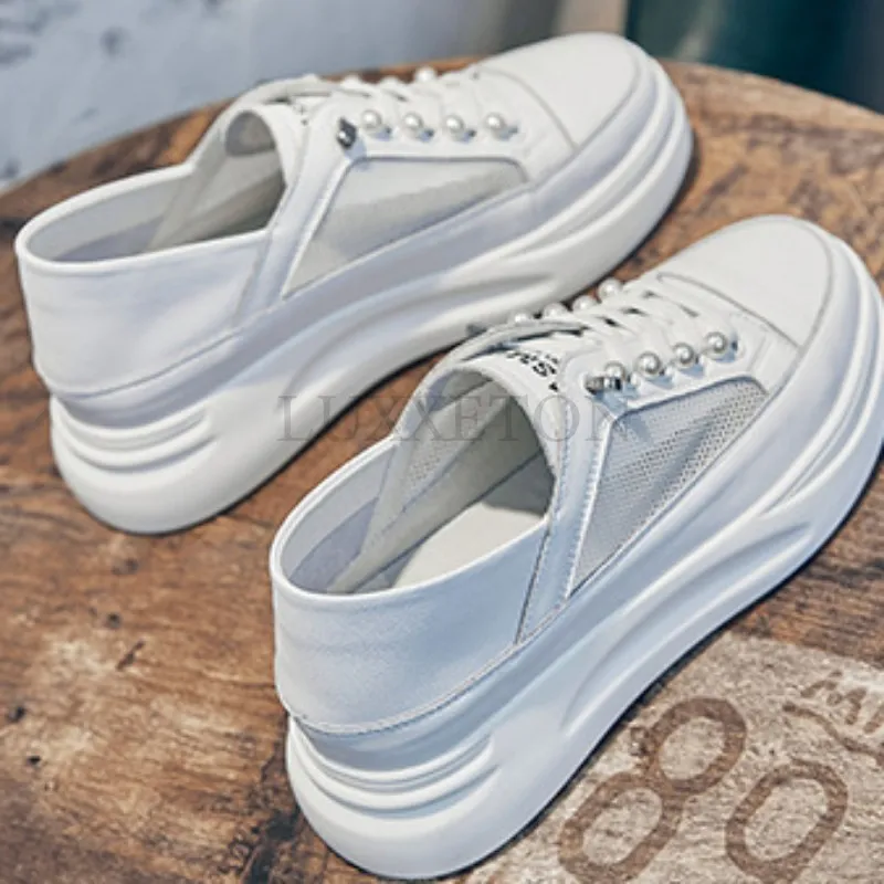 Scarpe casual leggere, traspiranti e comode, in vera pelle, con fondo piatto, bianche._voghion.com