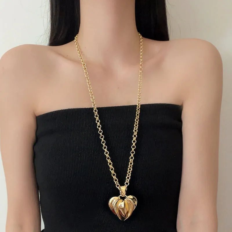 Collier avec pendentif en forme de cœur en métal doré pour femme, bijou tendance et vintage, idéal comme cadeau de fête_voghion.com