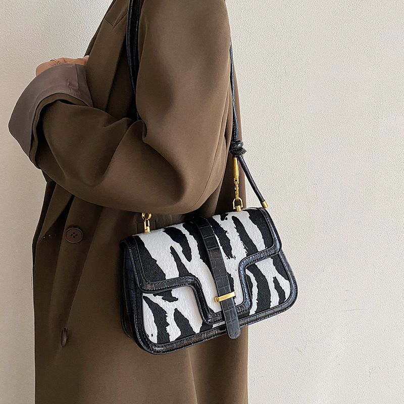 2023 Herbst neue hochwertige Textur Umhängetasche modische Persönlichkeit vielseitige gestreifte Tasche Außenhandel_voghion.com