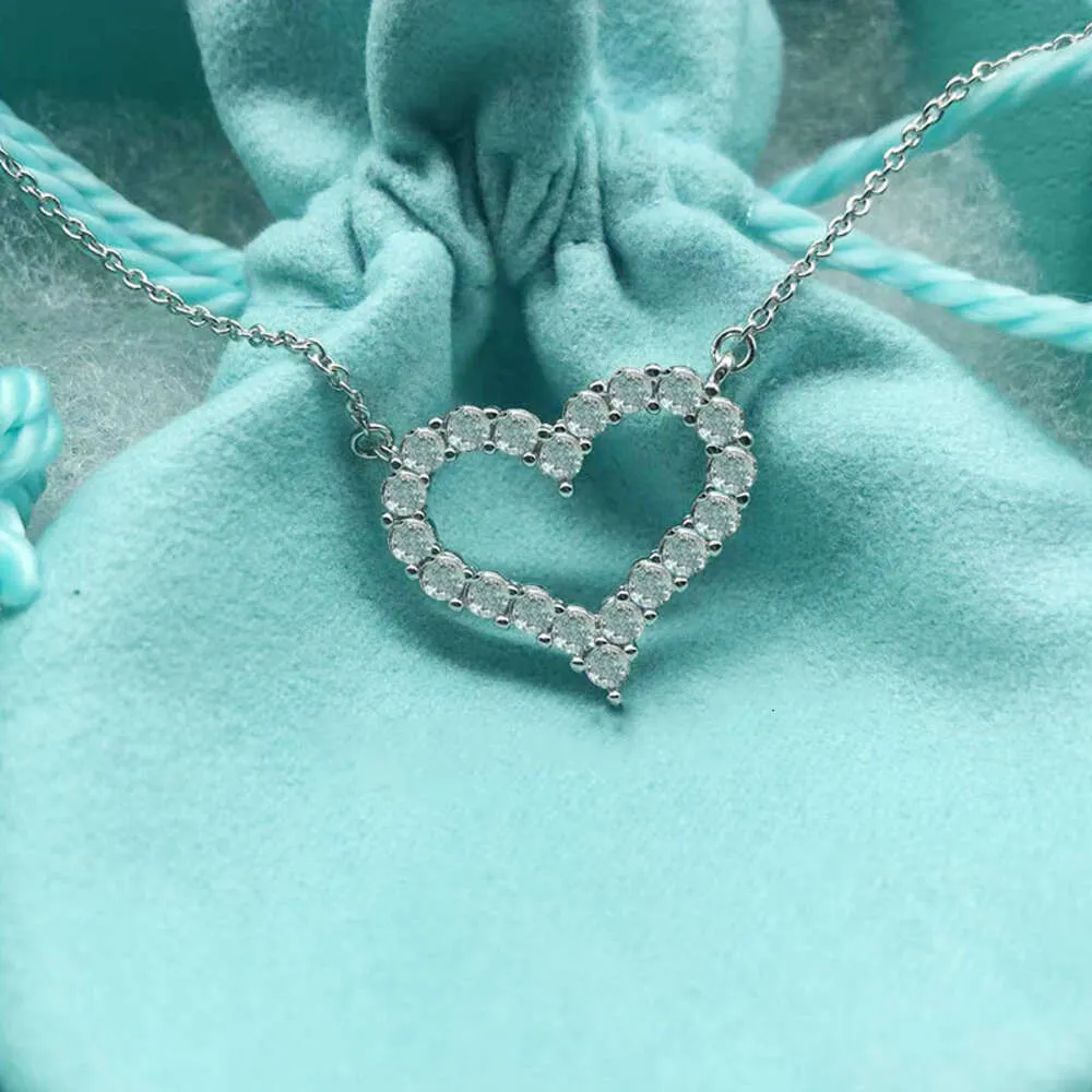 Collana in argento sterling leggero tempestato di diamanti Collana femminile a forma di cuore Collana con ciondolo a forma di cuore in platino e pesca con catena alla clavicola_voghion.com