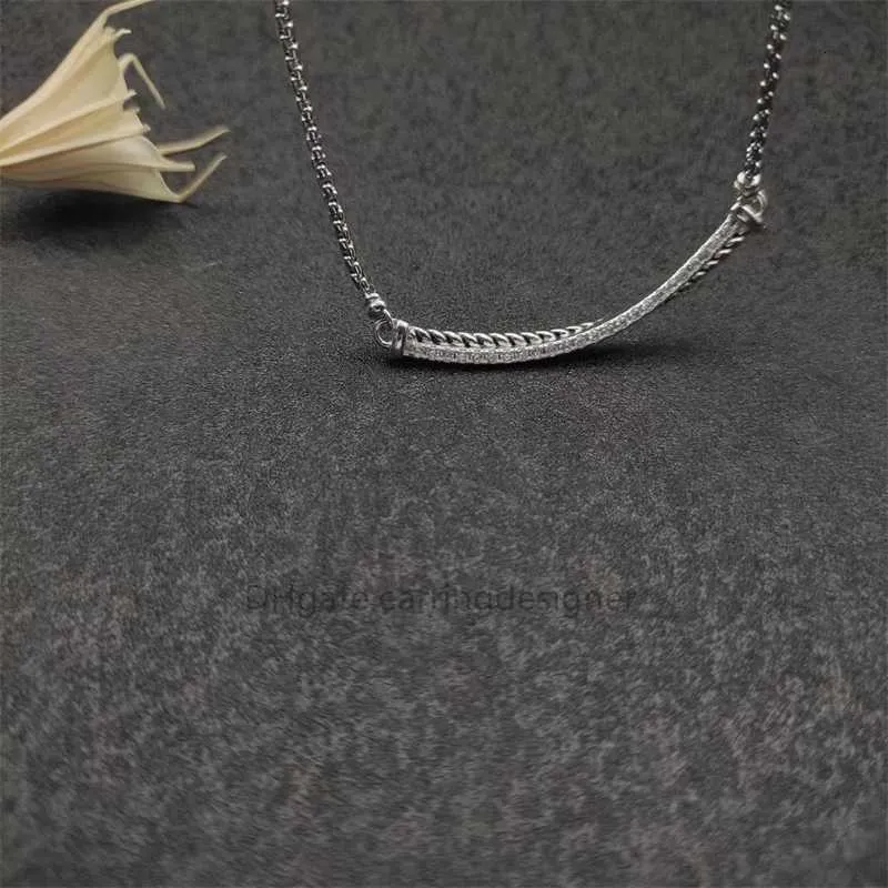 Halsband med hänge smile design och sammanflätade öglor_voghion.com