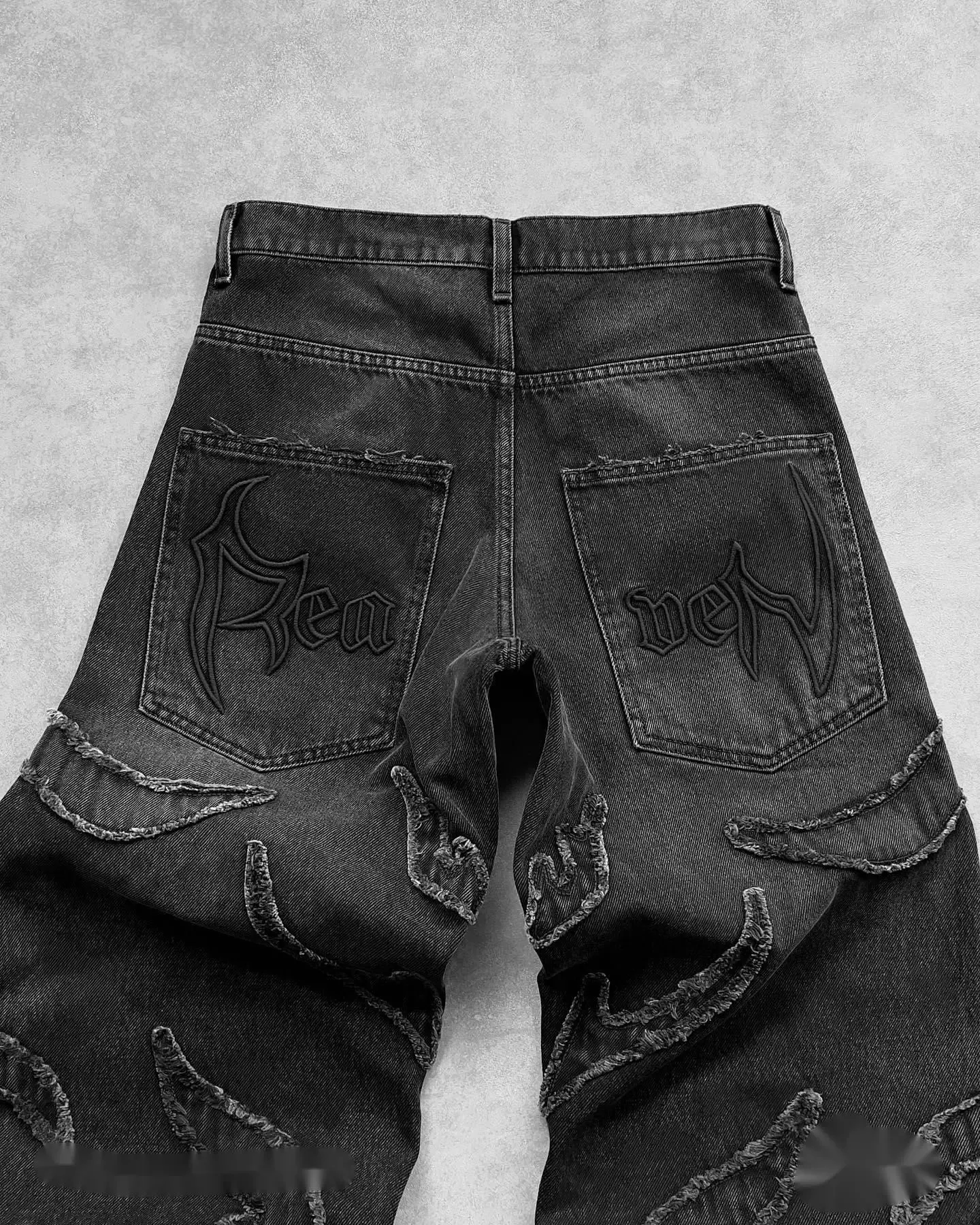 Y2k Retro crne vrećaste traperice za muškarce Hip Hop Punk Raw Edge vez Vintage uzorak Patchwork traperice visokog struka_voghion.com