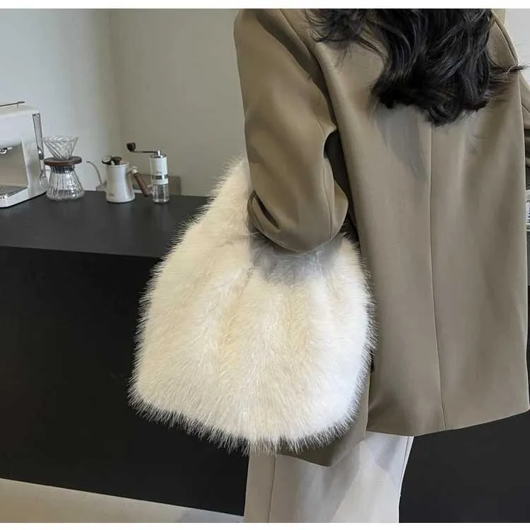 Plush Handbag For Women Large Capacity Fluffy Shoulder Bag_voghion.com