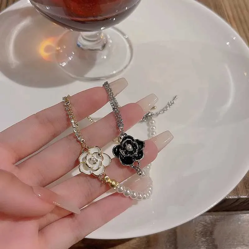 Pulsera de moda con perla camelia y circonita para mujer_voghion.com