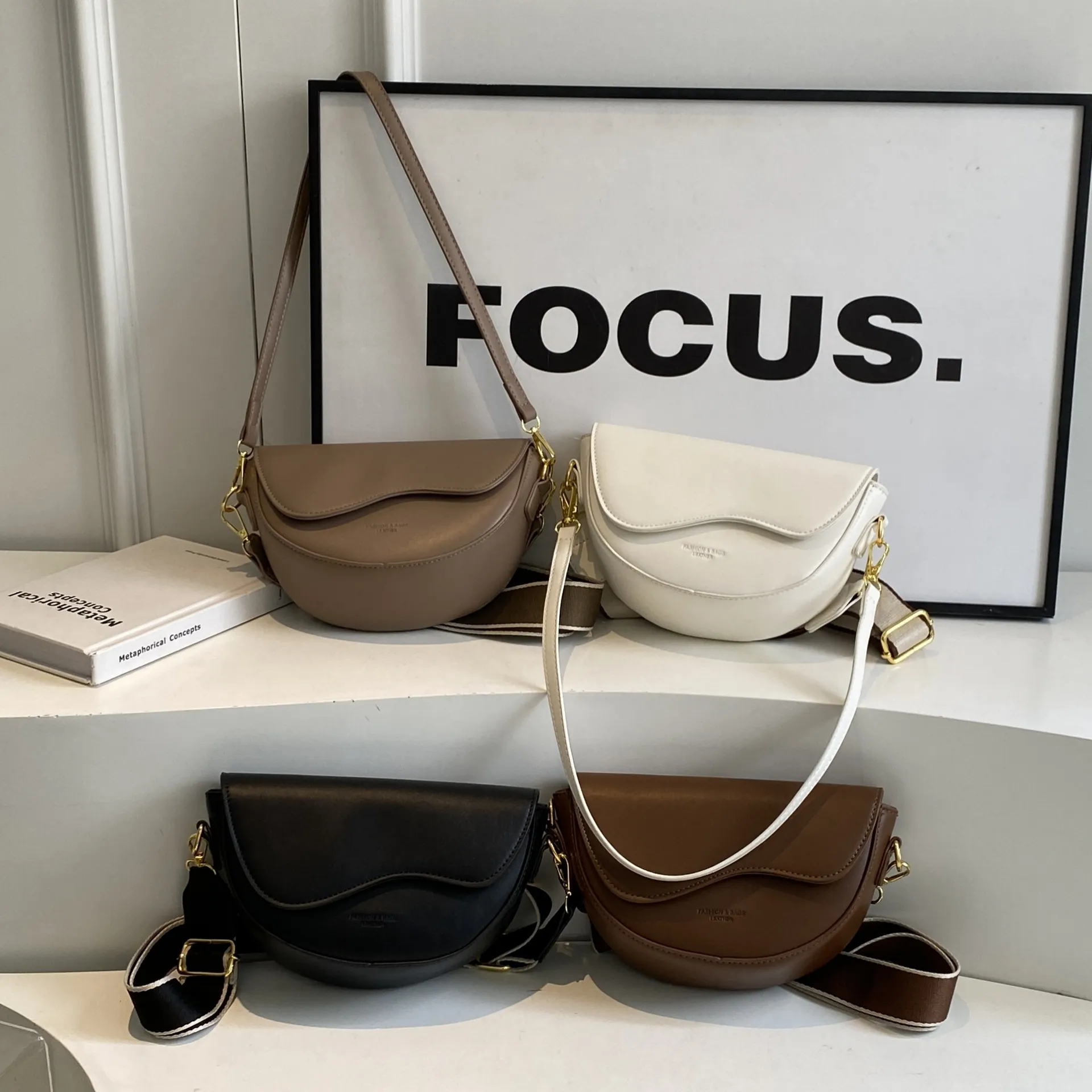 Kadınlar İçin Tasarımcı Omuz Çantaları: Kahverengi, Siyah ve Haki Renklerinde Şık Çapraz Çanta_voghion.com