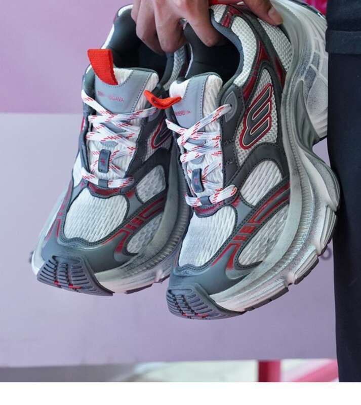 Ja naised, mehed, sama lõikega, vabaajajalatsid, spordijalatsid, Pariisi kingad. Lõik, Kingad, Kingad, Kingad._voghion.com