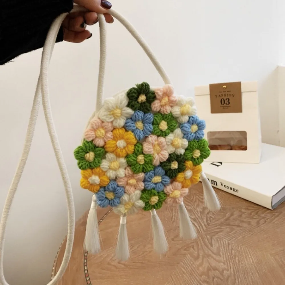 Borsa da spiaggia in rattan bohémien, lavorata a maglia in cotone e lino, con nappa, in stile rurale e con spallacci lavorati all'uncinetto floreale._voghion.com