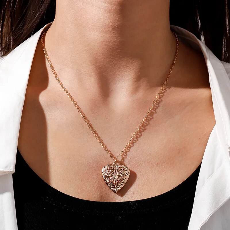 Colar com pingente de coração vazado retrô quente para mulheres, colar geométrico com pingente de amor, colar de corrente, explicação de joias, presente de Natal_voghion.com