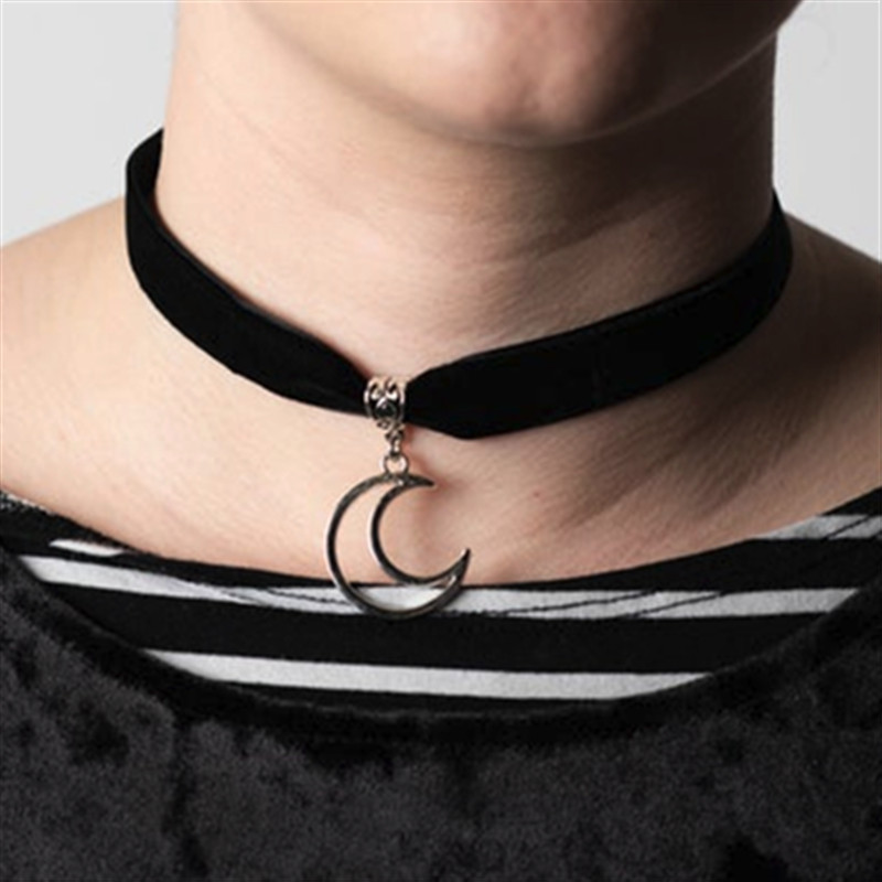 Collane Collana girocollo in velluto nero con ciondolo luna gotica_voghion.com