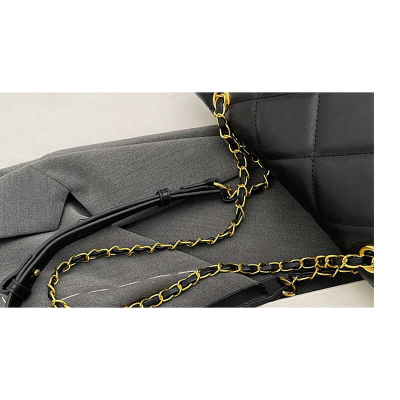 Große Kapazität Damentasche, 2025 Neue High-End Pendlertasche, Kleine Duft Dessous Kette_voghion.com