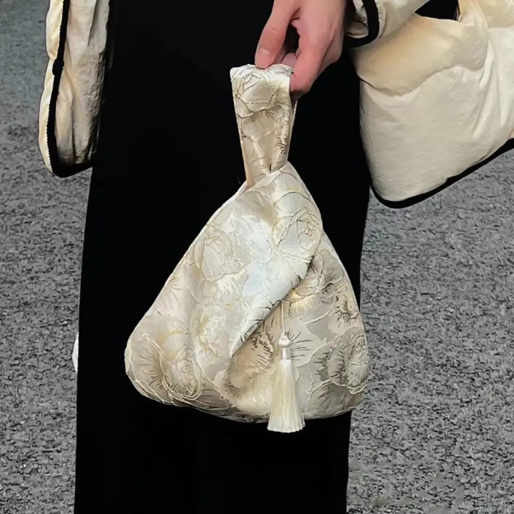 wer Anhänger Mittagessen Kosmetik Handtasche im chinesischen Stil Quaste Knoten Handgelenktasche Kleinteiltasche Cheongsam Zubehör 241120_voghion.com