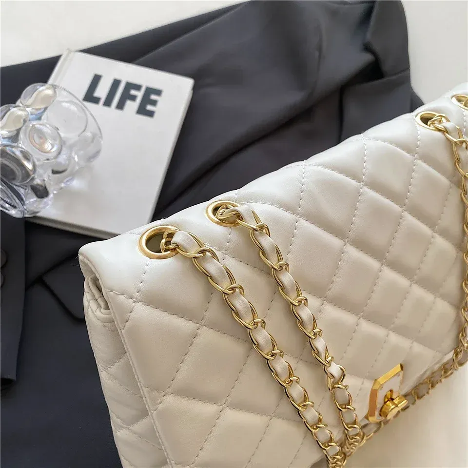 Elegante bolso bandolera acolchado de piel: bolso cruzado de diseño para mujer, con cadena grande, bolso elegante en blanco y negro._voghion.com
