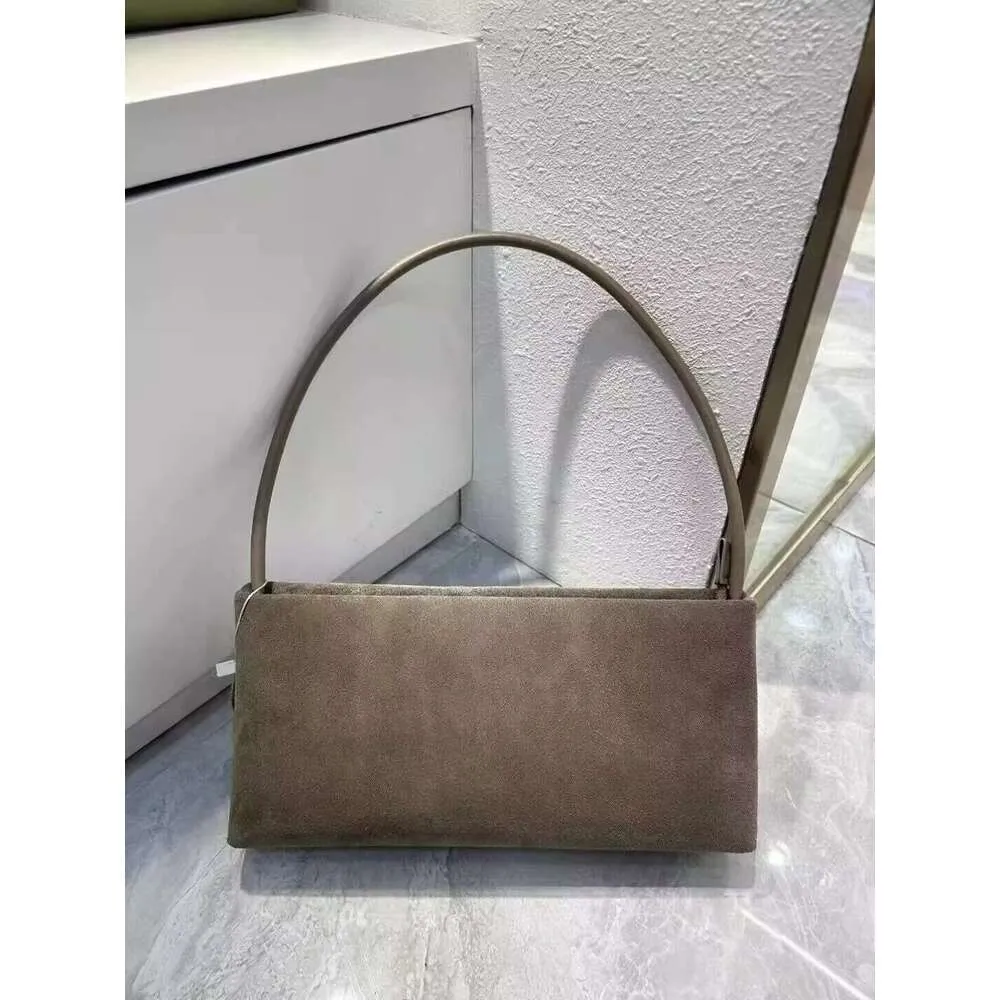 Borsa a spalla in pelle opaca da donna stile minimalista elegante_voghion.com