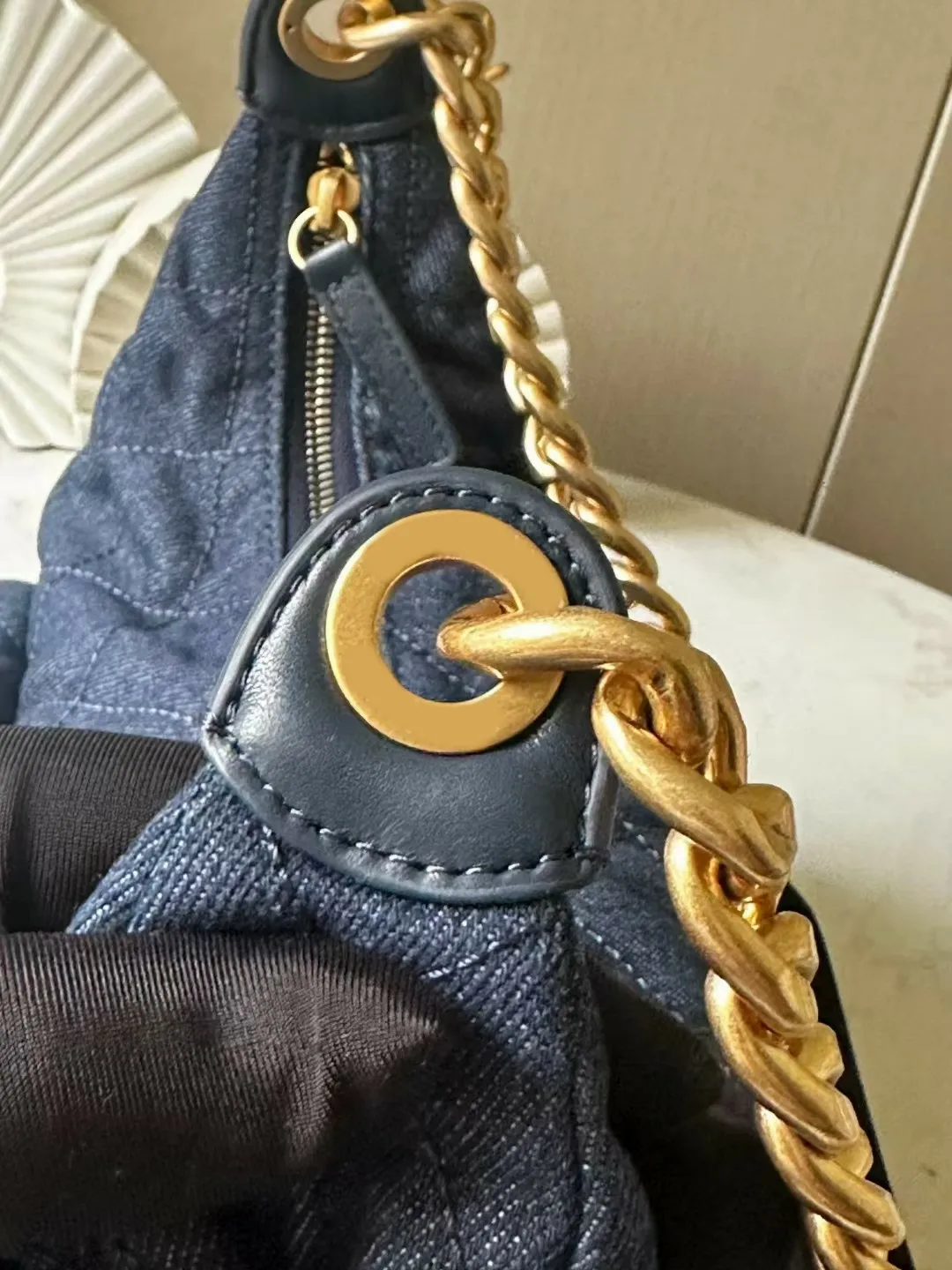 Borsa a tracolla in denim blu scuro, quattro tasche, stile hippie, di alta qualità, in tessuto morbido, con finiture dorate e chiusura con cerniera, catene pesanti._voghion.com