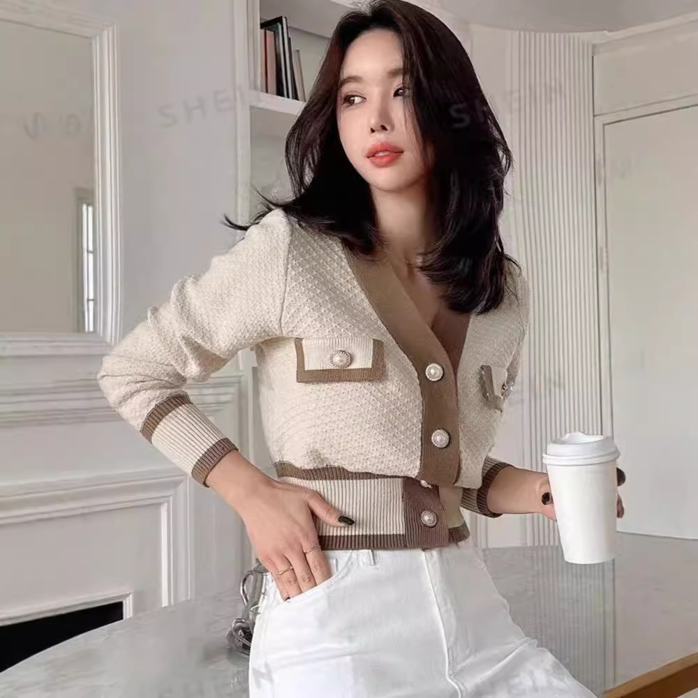 Short knitted cardigan sweater for women