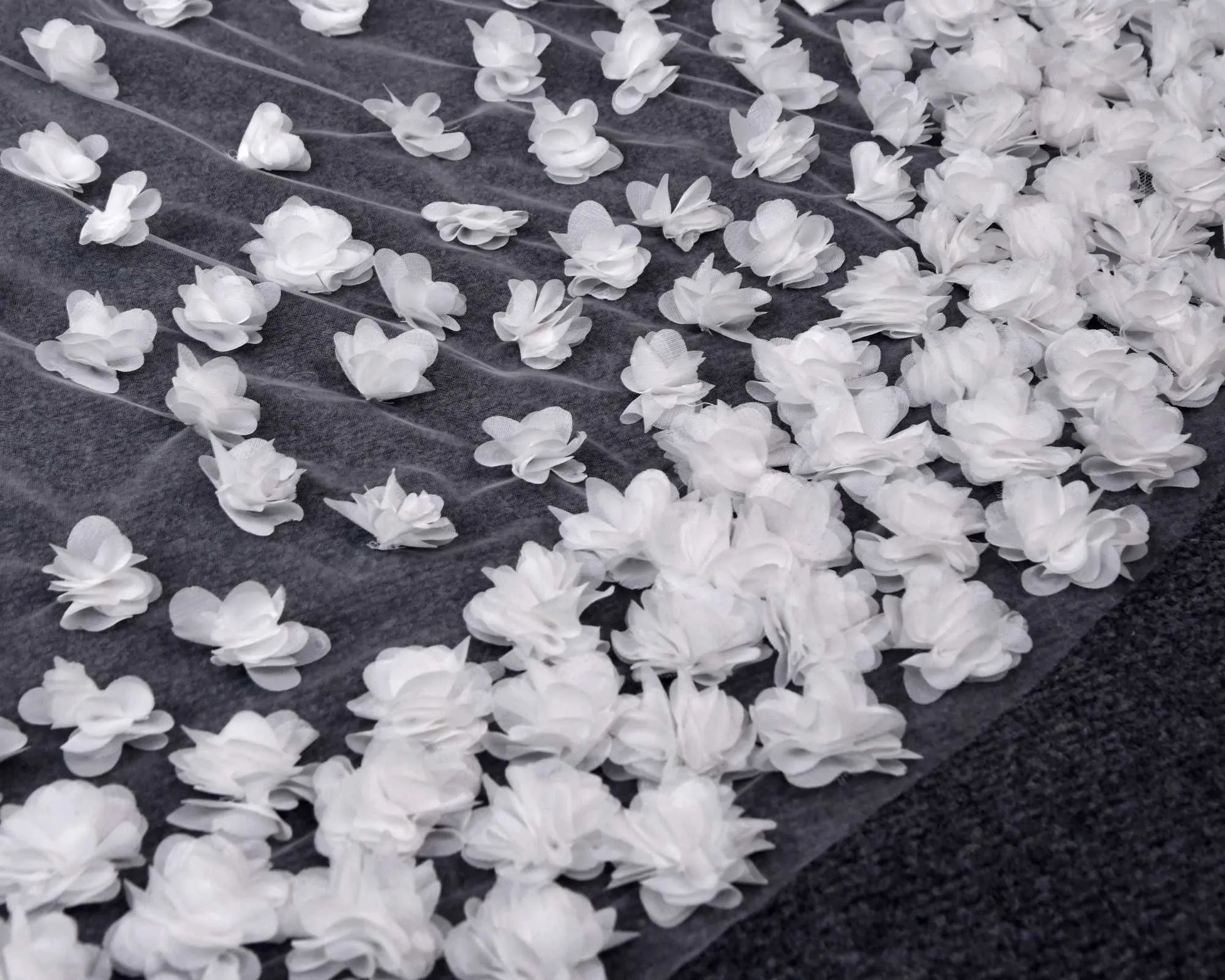 Hair Jewelry Fabric Flowers Scattered Floral Applique Wedding Veil 3D Organza Flower Bridal Illusion 1 Tier with Comb_voghion.com