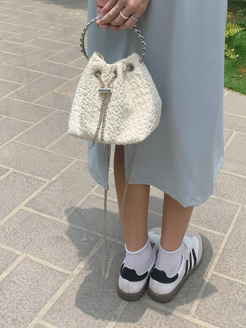 Koreanische Version der Schulter-Umhängetasche Kette, süße und modische 2024 neue Eimer Tasche, ins, Nische tragbare Trend_voghion.com