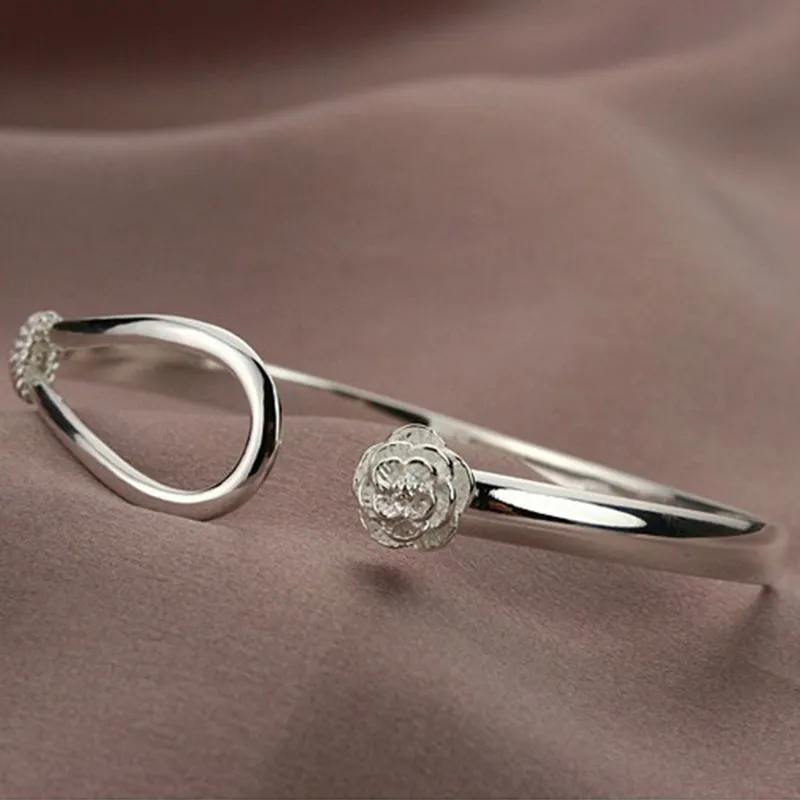 Bracciale rigido a fiore placcato platino per donna elegante_voghion.com
