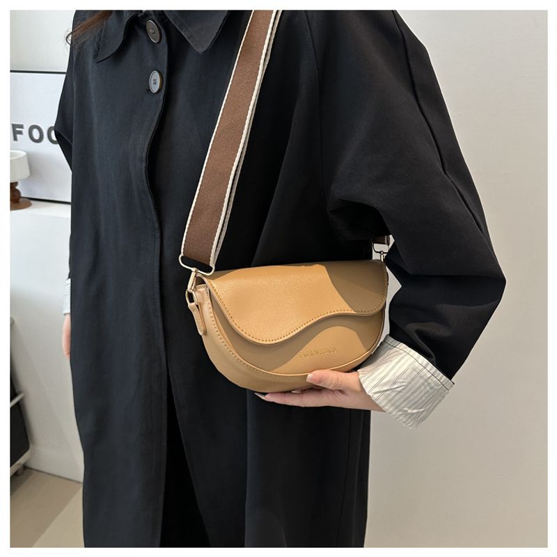 Doku ve Mod 2024 Lässig Einfarbig Neue Frühjahr Abdeckung Breiter Riemen PU Einzelner Schulter Crossbody Sattel_voghion.com