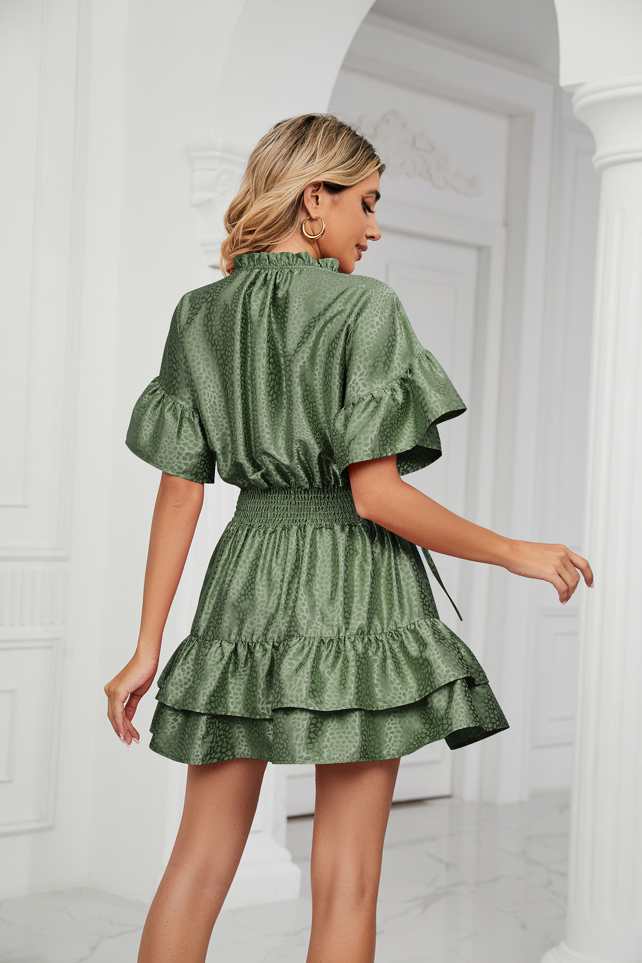 Damenkleid aus Satin mit fester Taille, lockerem V-Ausschnitt und Rüschen_voghion.com