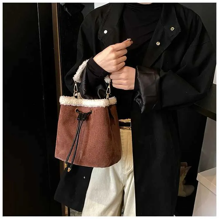 Borsa a secchiello vintage in scamosciato a contrasto tracolla_voghion.com