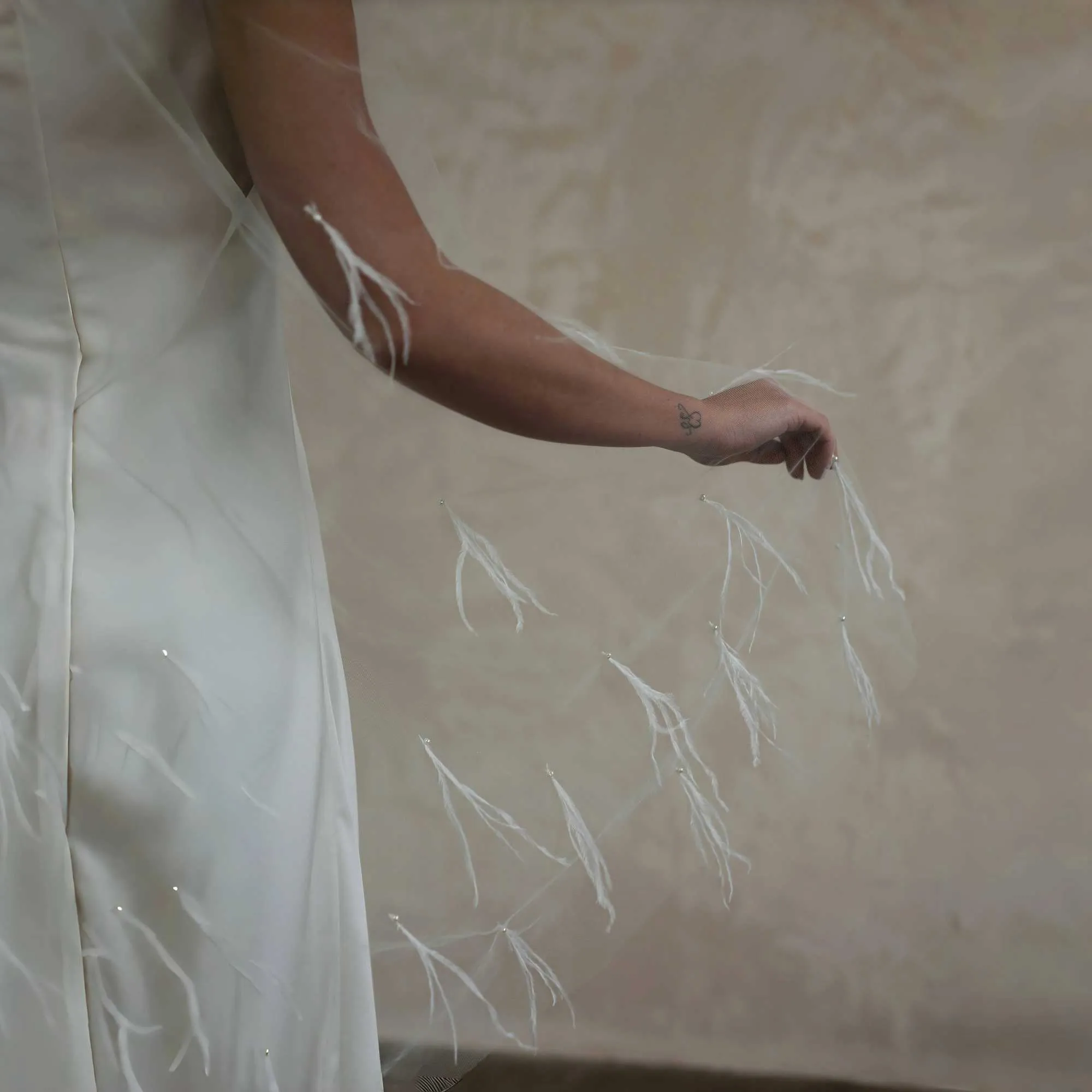 Haarschmuck Wunderschöne Braut 1 Tier Schleier 3D Feder Perle Perlen Weicher Tüll mit Kamm Hochzeitskleid Zubehör für_voghion.com