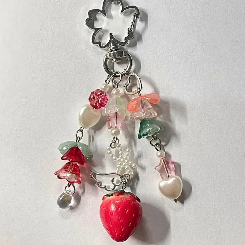 Portachiavi con fiocco di fragole Y2K civettuolo e mughetto da favola 240813_voghion.com