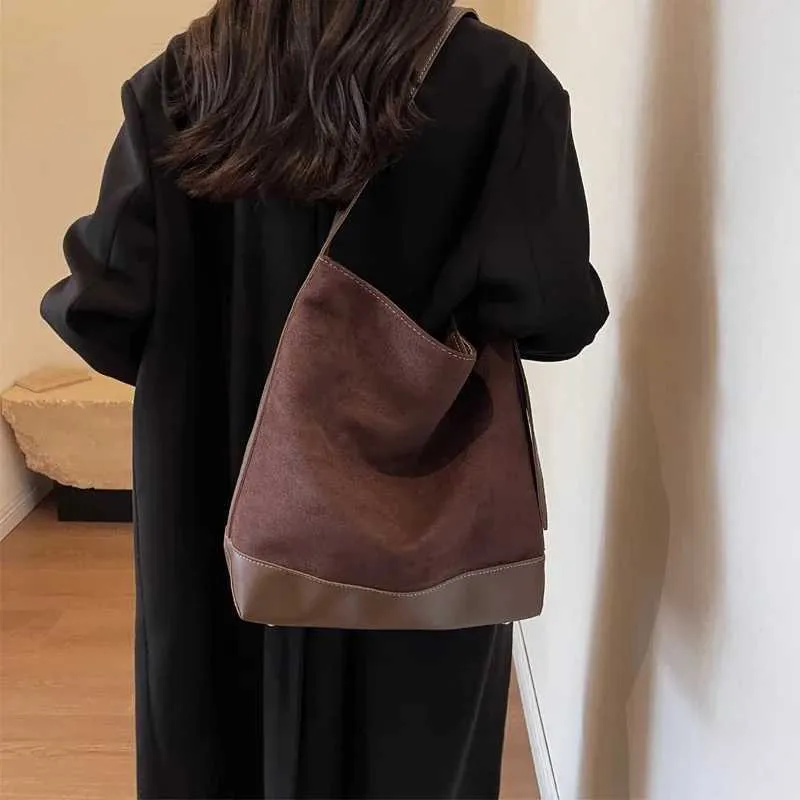 Fortschrittliche, stilvolle Umhängetasche aus Wildleder im Retro-Stil mit großem Fassungsvermögen, Umhängetasche zum Pendeln, ba241216_voghion.com