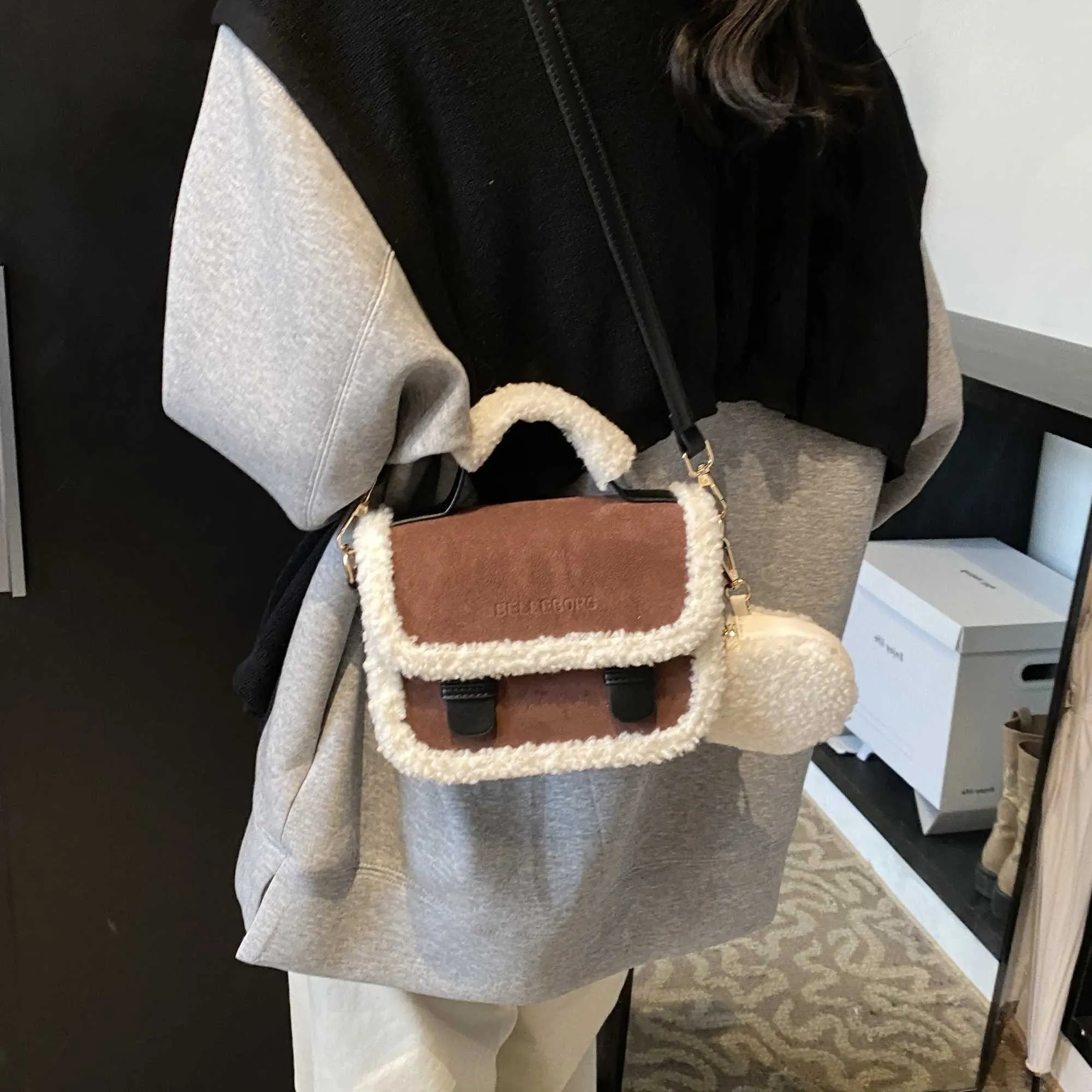 Nuevos bolsos de alta gama y de nicho con forma de cruz congelada para 2024 Y241216_voghion.com